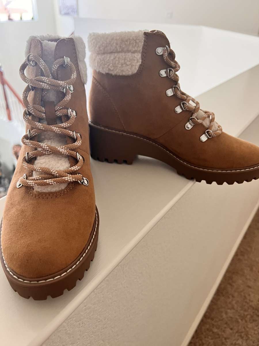 Im selling these new boots