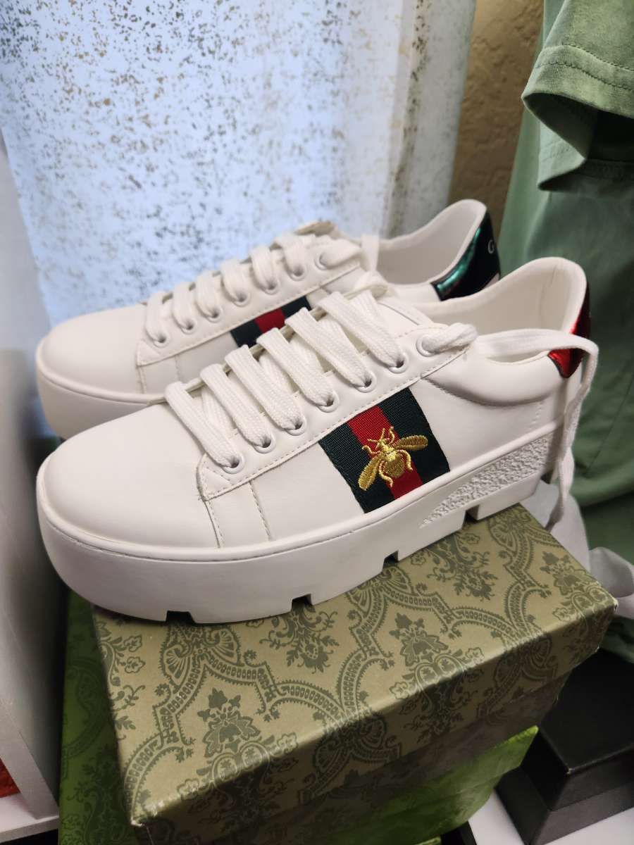 Gucci Bee sneaker Size 7