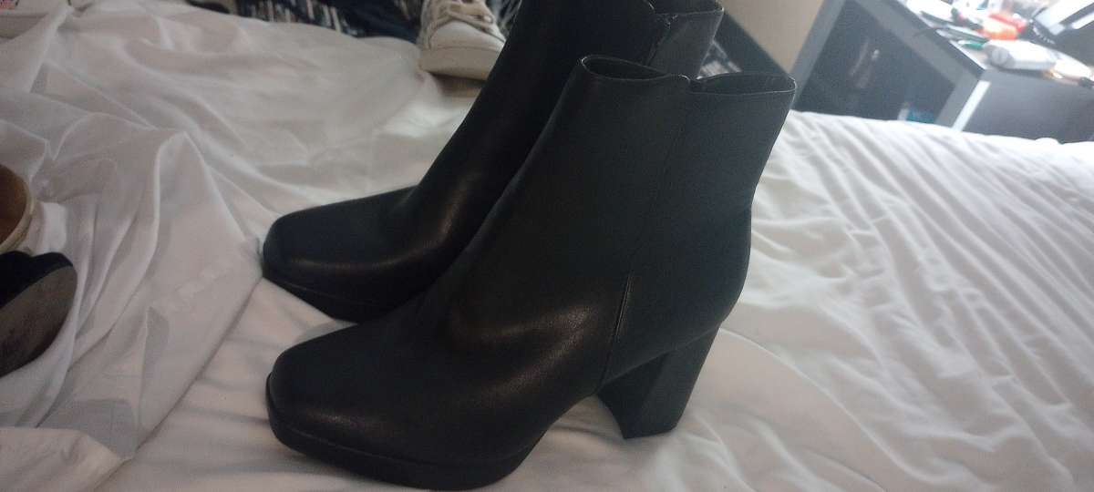 Womens boots brand new