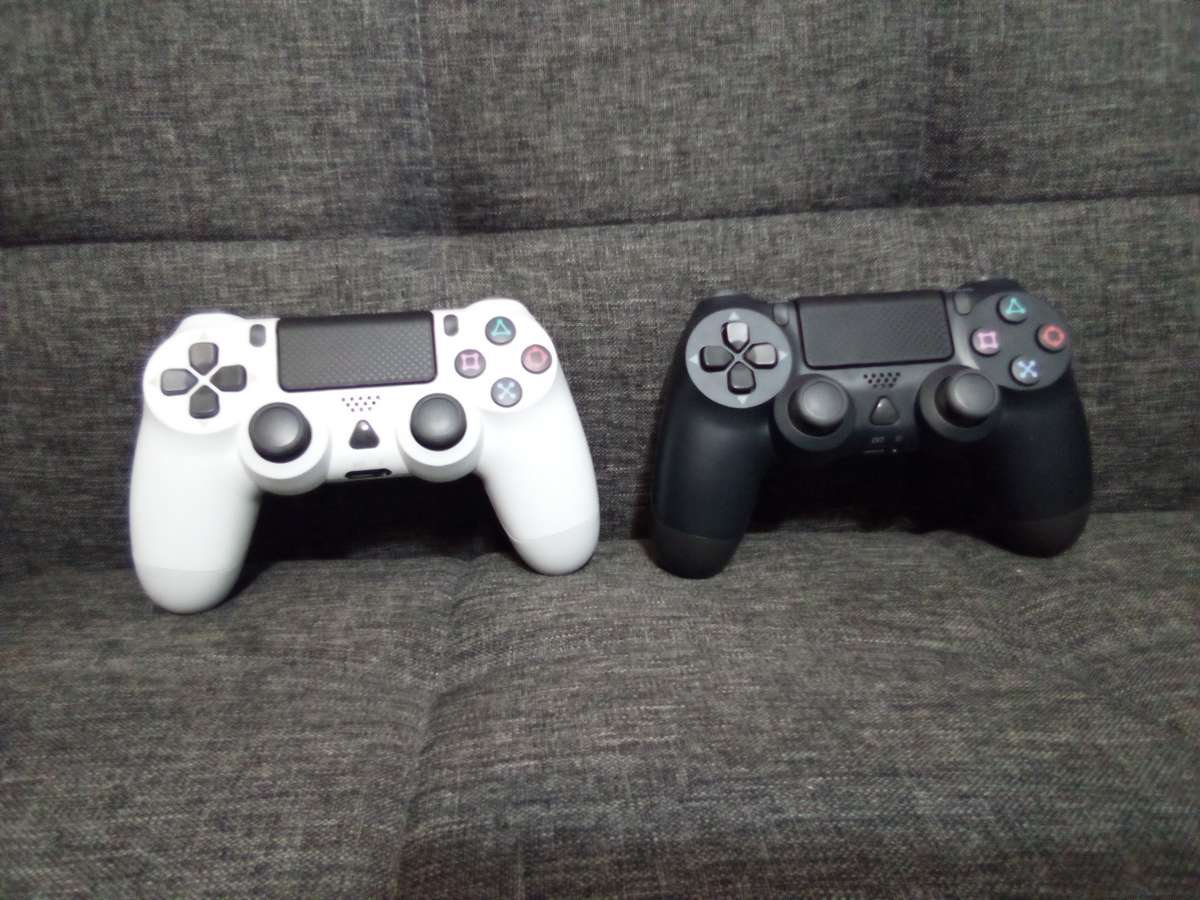 PS4 controllers