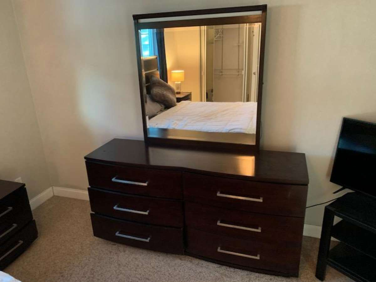 California king adjustable bed with remote and whole bedset