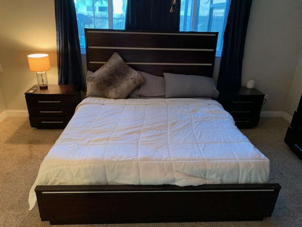 California king adjustable bed with remote and whole bedset