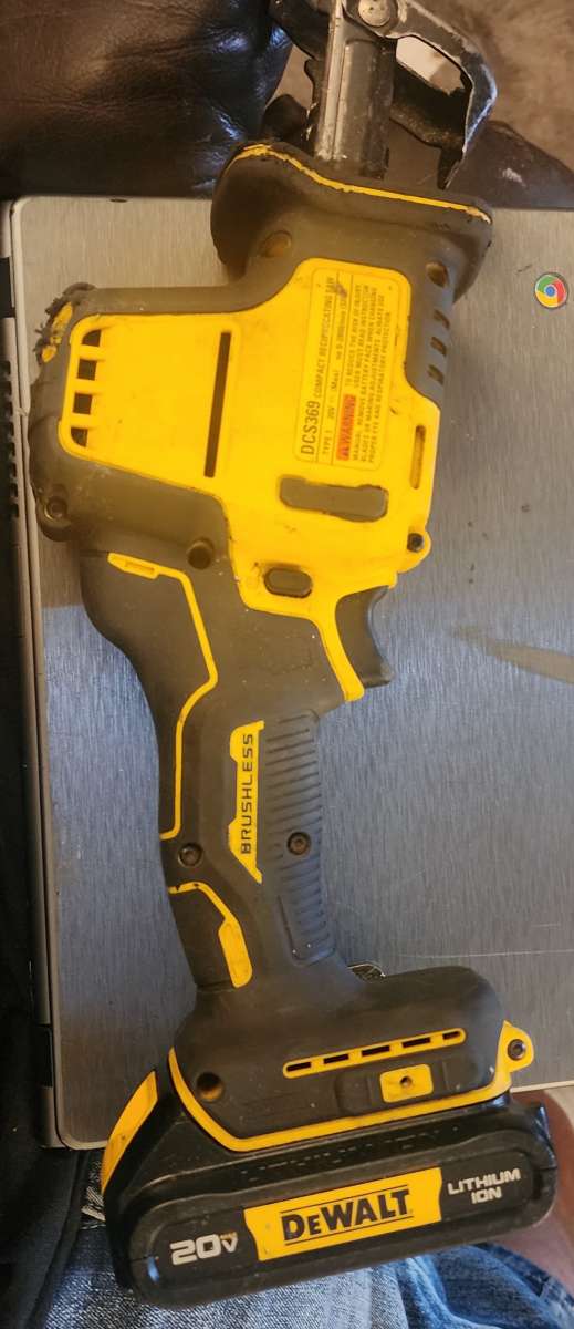 Dewalt reciprocating saw dcs369 w battery and charger