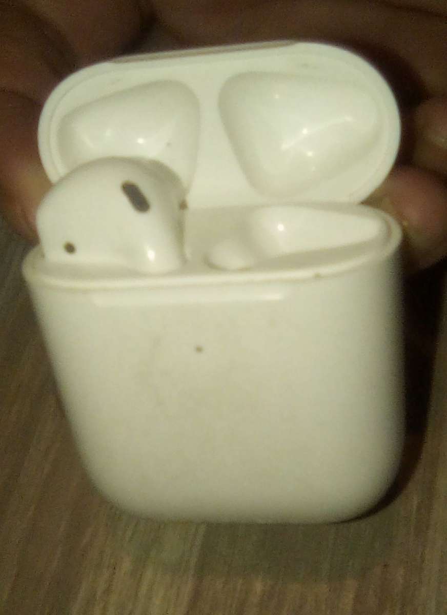 apple airpods 1st gen missing the right earbud