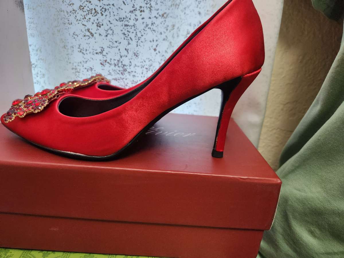 Roger Vivier Red shows size 8