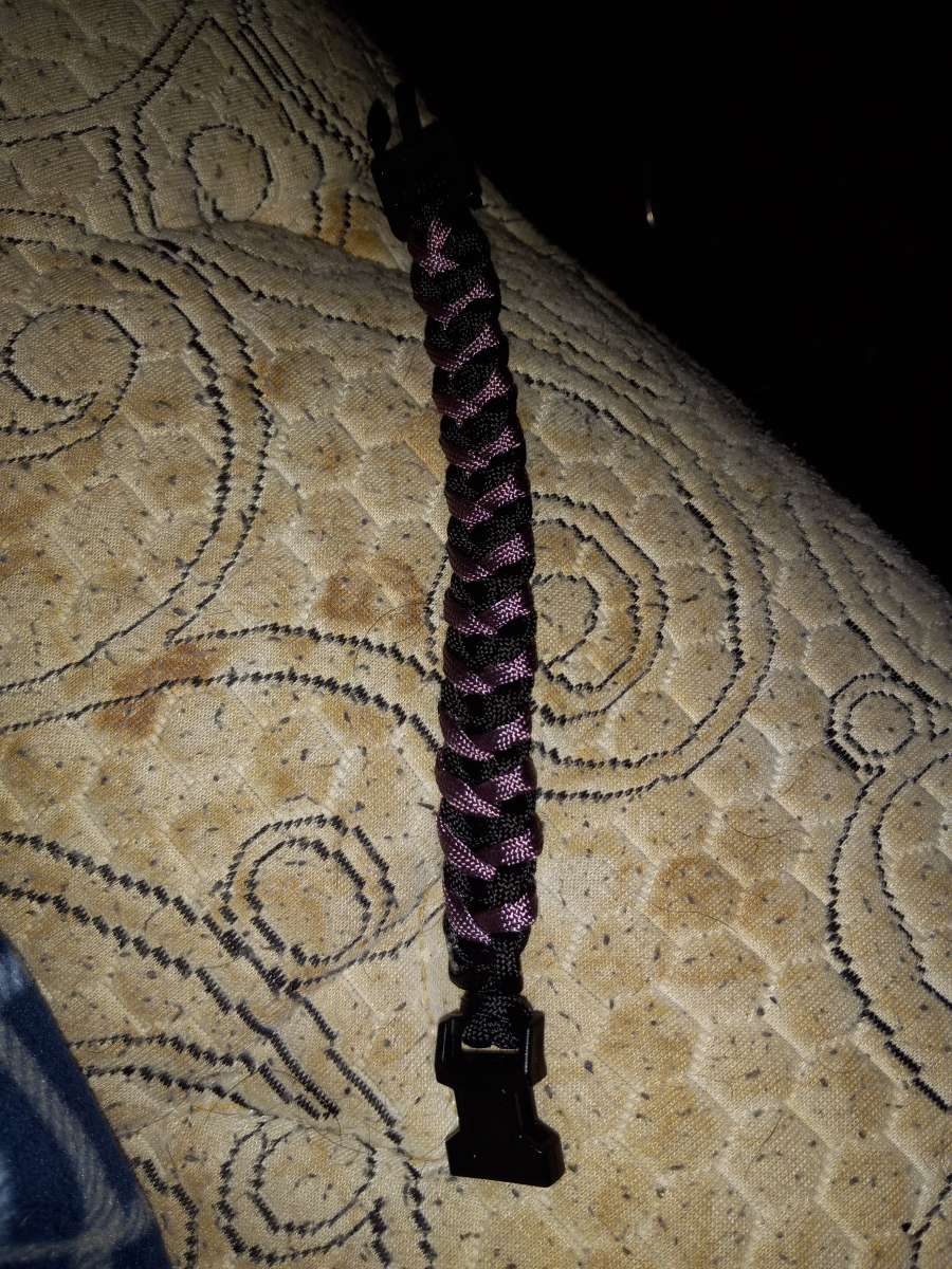 Make paracord bracelets