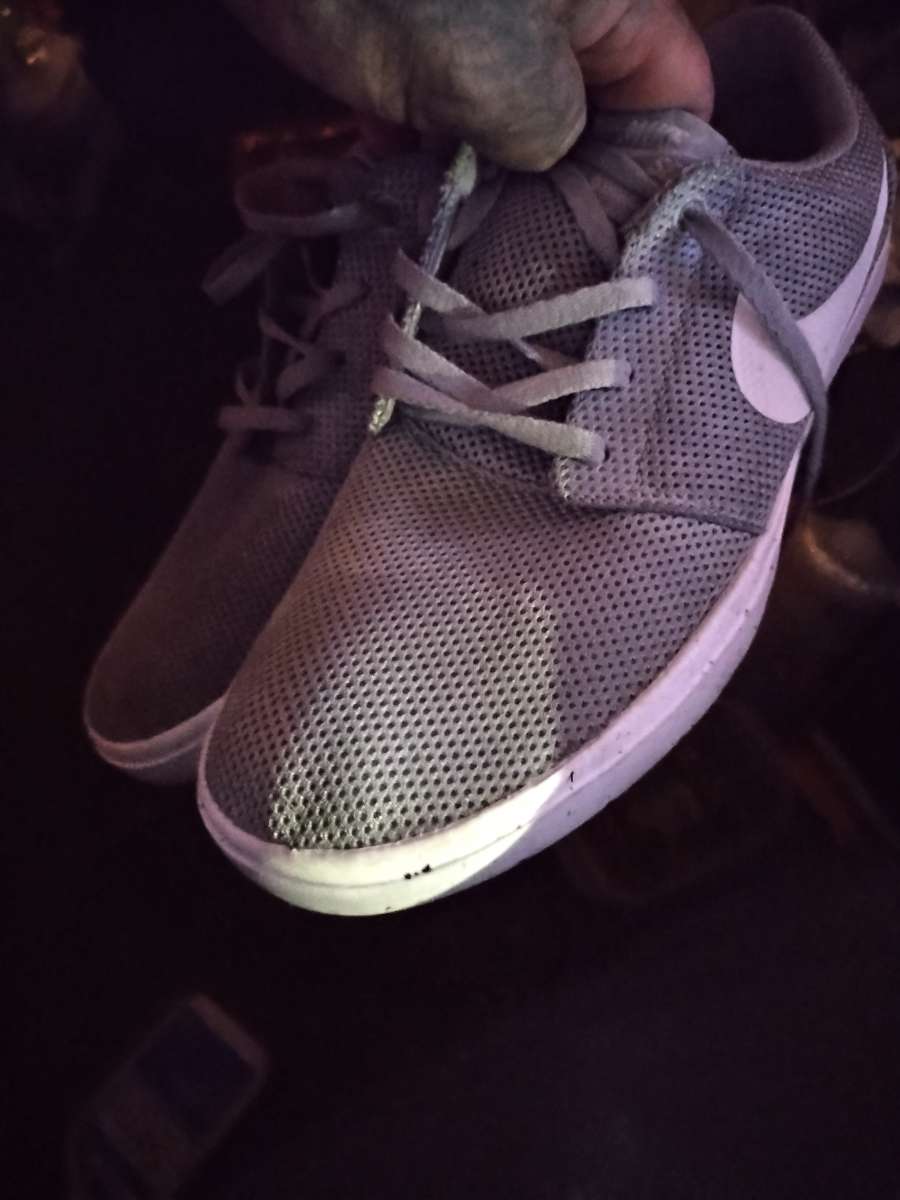 NIKE TENNIS SHOES GREY w White trim size10