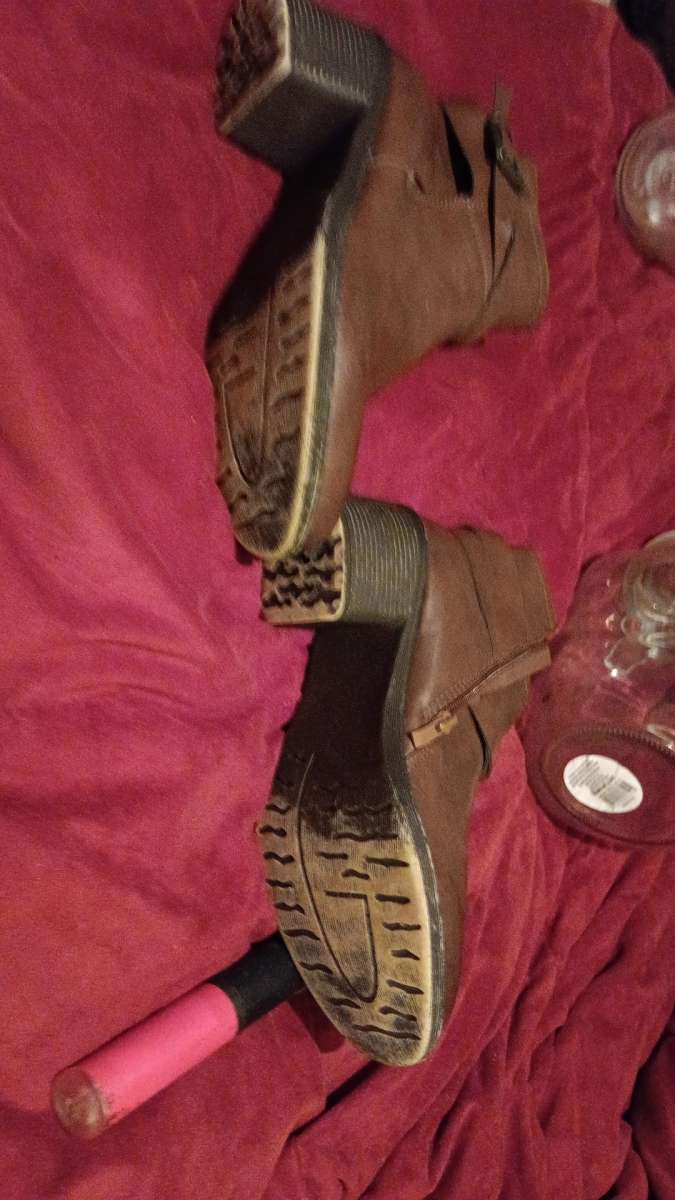 size 9 brown ankle paint boots