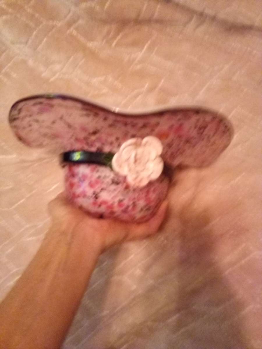 A woman flower pink bowl hat it real nice