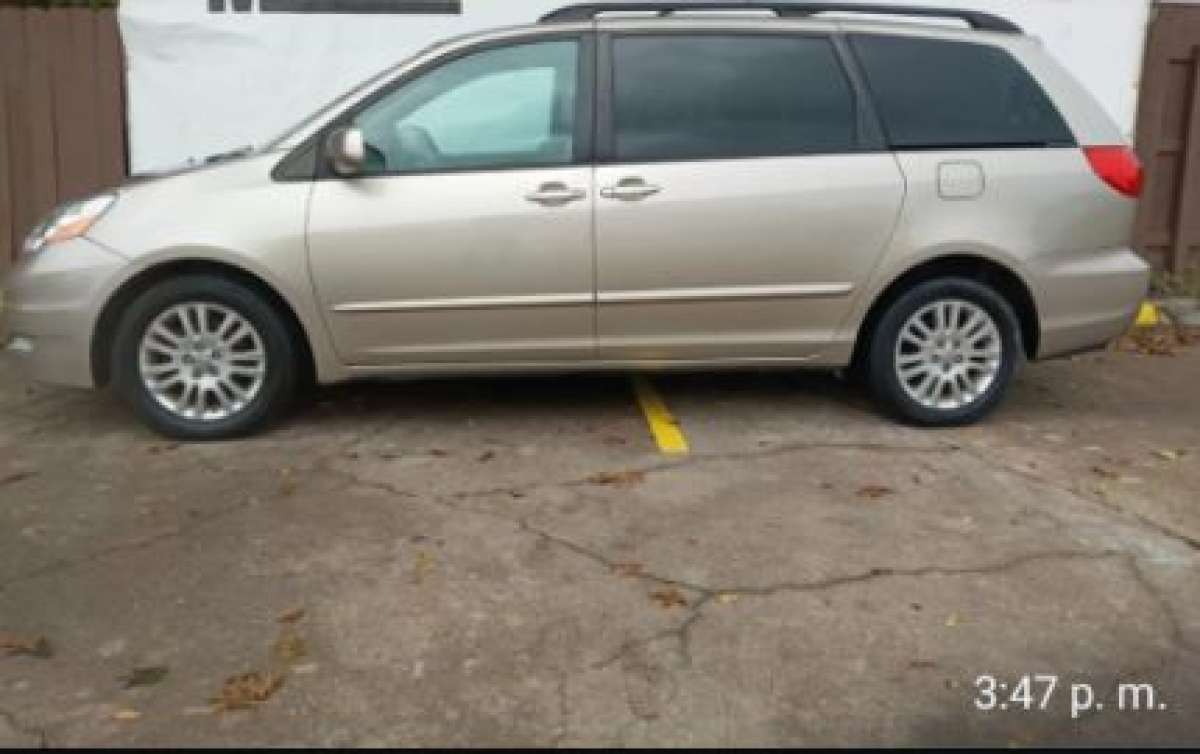 2010 Toyota Sienna CE FWD 7 Passenger 100 k millas