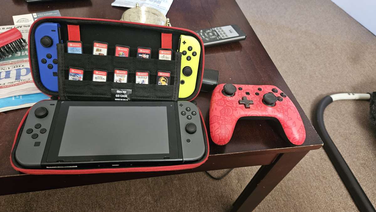 Nintendo Switch 3 controllers and 10 games