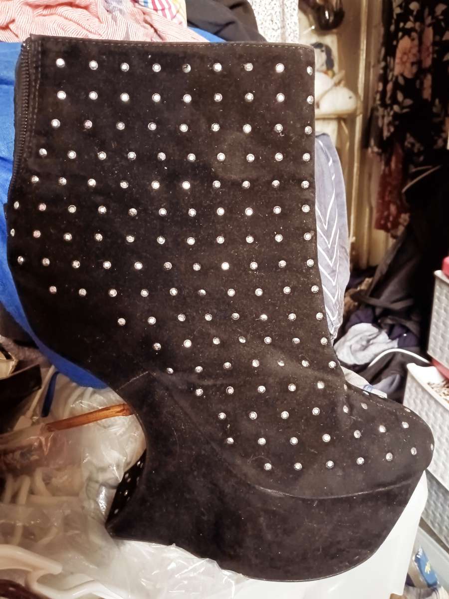 ladygaga black suade heels