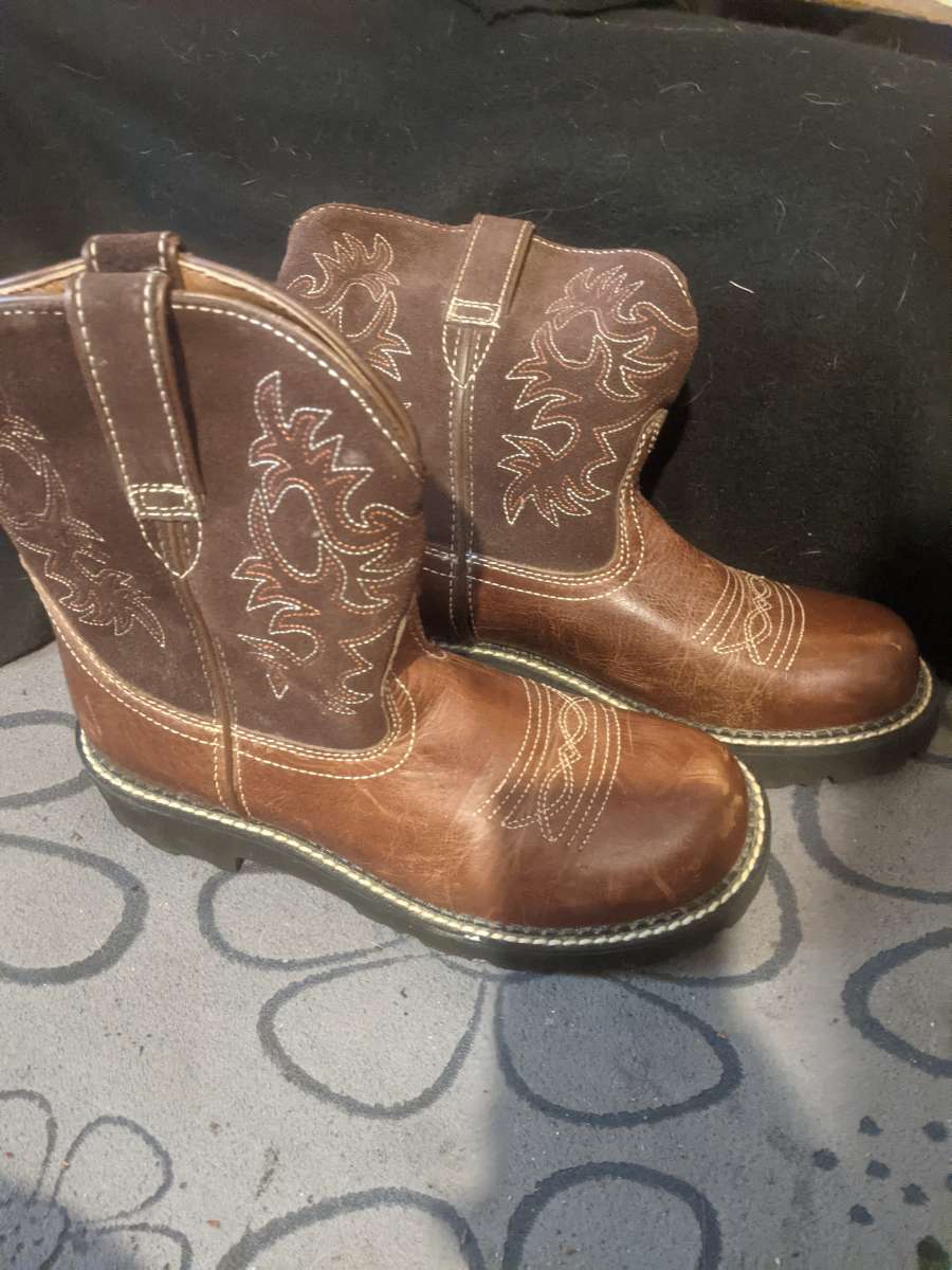 Womans like new Ariat boots