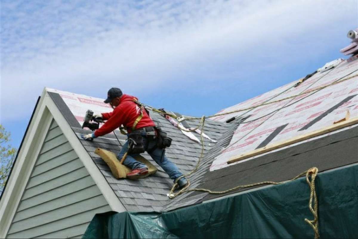 we do roofing metal  shingles with free estimates and low pr