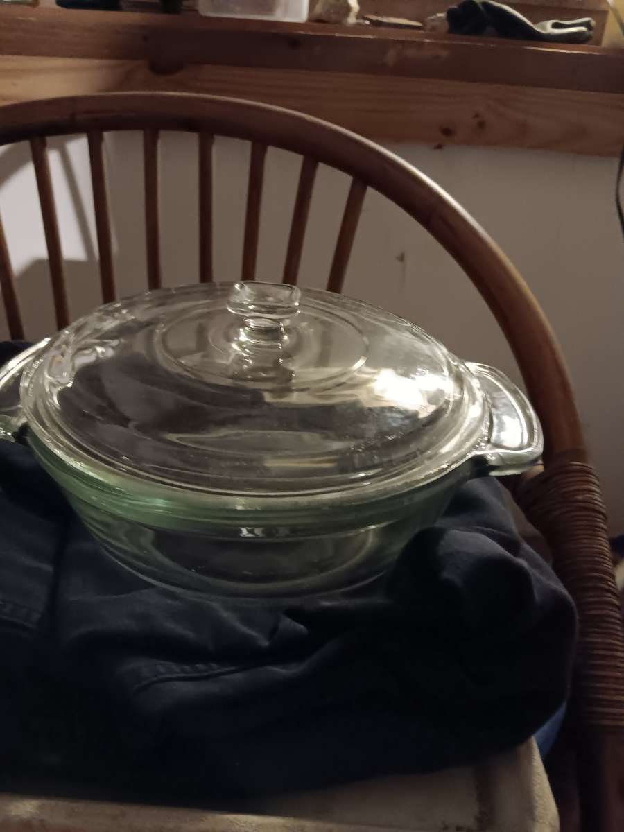 Pyrex bowl whith lid