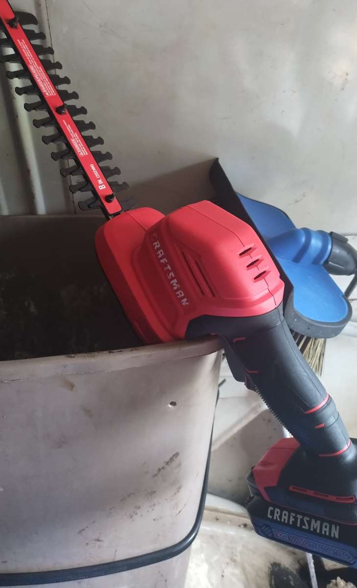 20 v max 8in hedge trimmer