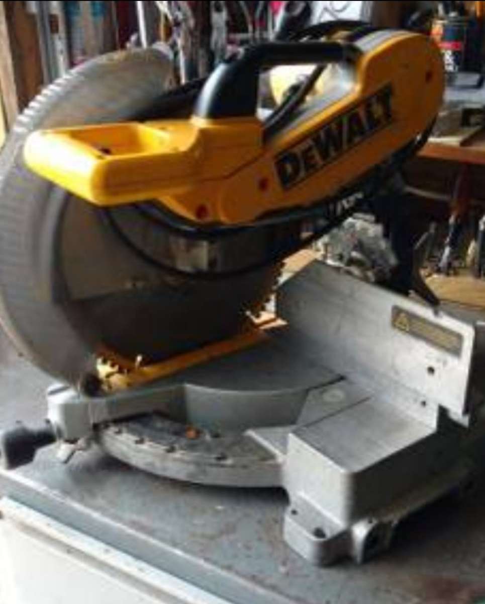 DEWALT 12in 15Amp Dual Bevel Sliding Compound Corded Miter S