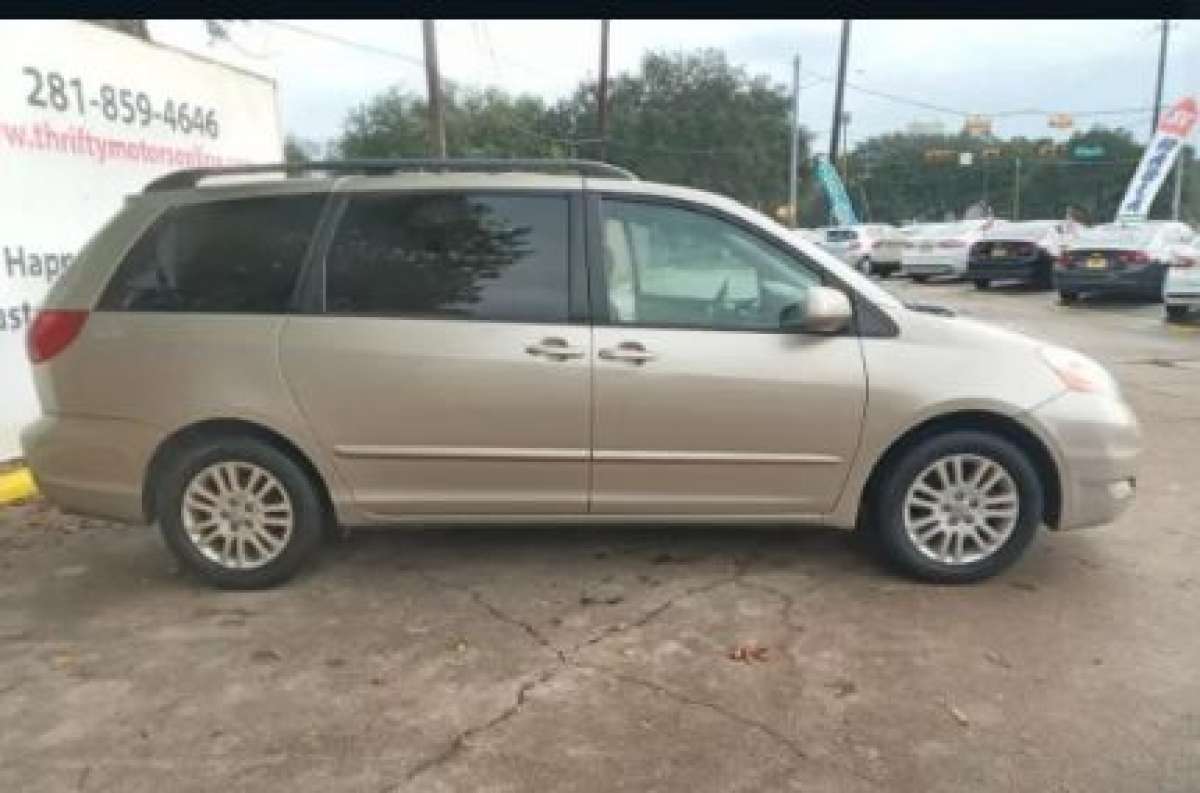2010 Toyota Sienna CE FWD 7 Passenger 100 k millas