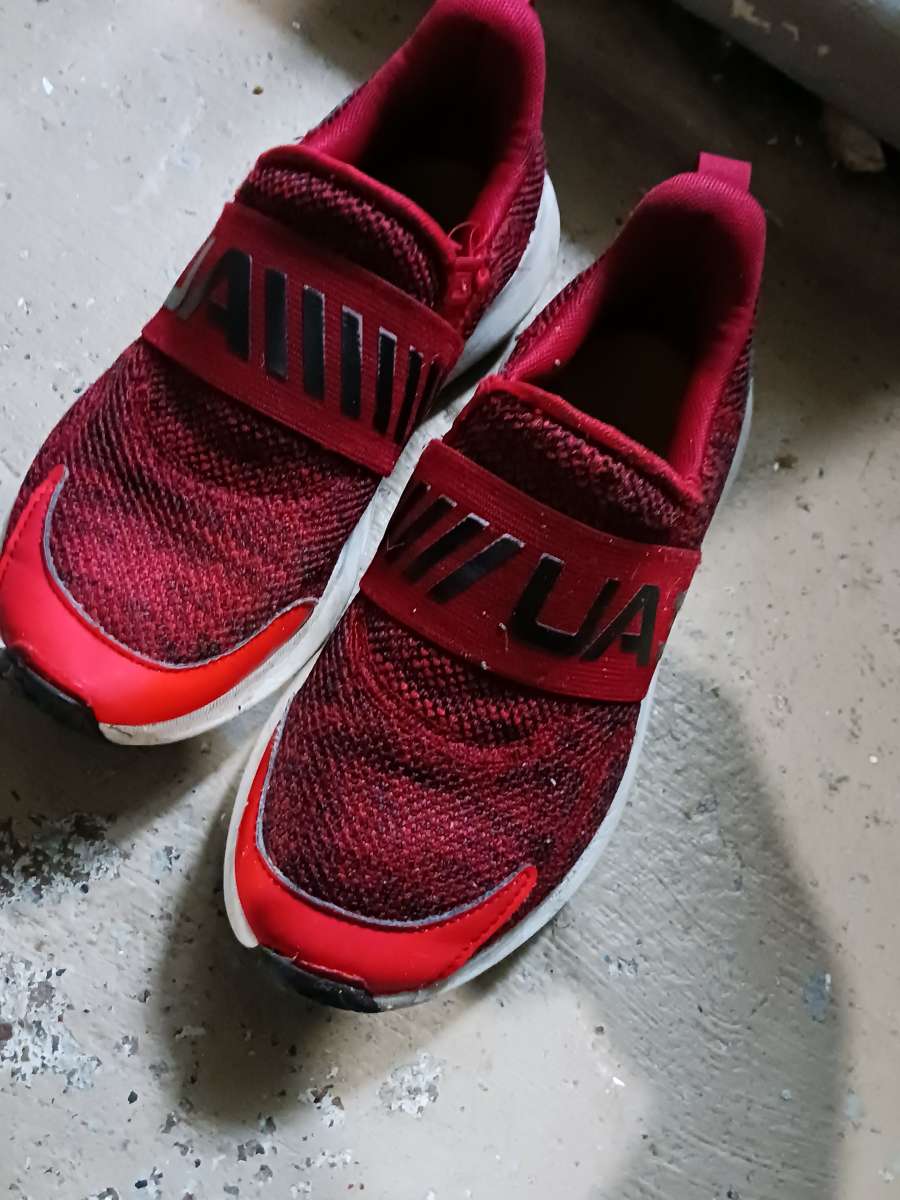 Under Armour Surge 3 Slip On boys  Running Shoes