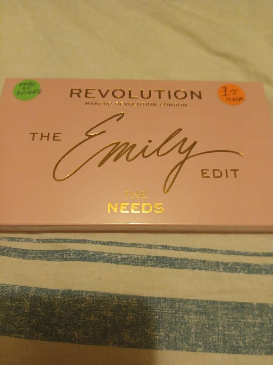 eyeshadow palettes full size four five of them