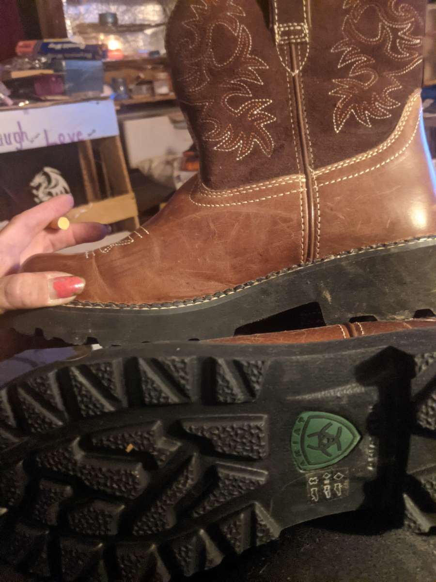 Womans like new Ariat boots