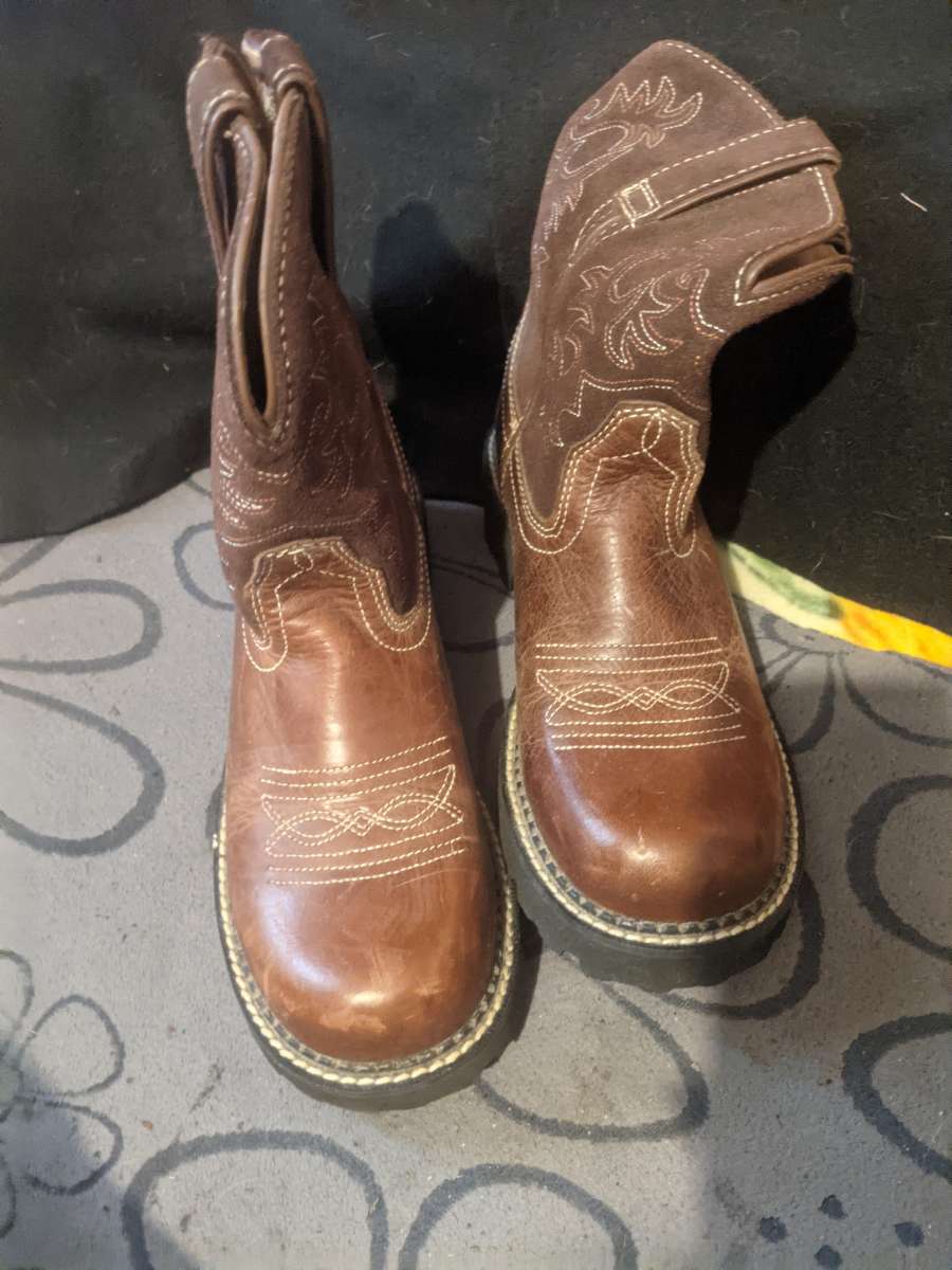 Womans like new Ariat boots