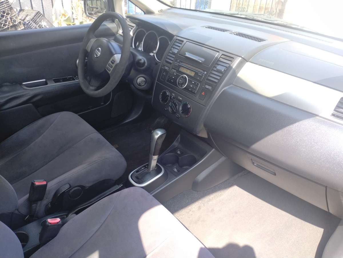 2009 Nissan versa