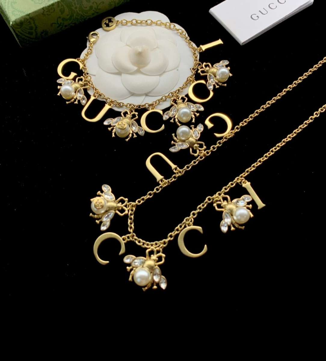 Bee Gucci accessories