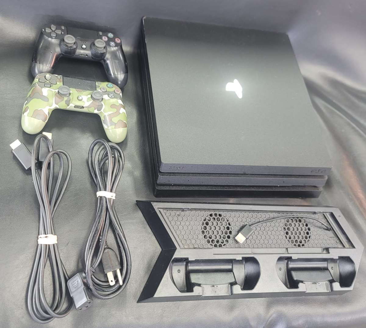 Playstation 4 Pro PS4 1TB W Cable  Two Controller Set