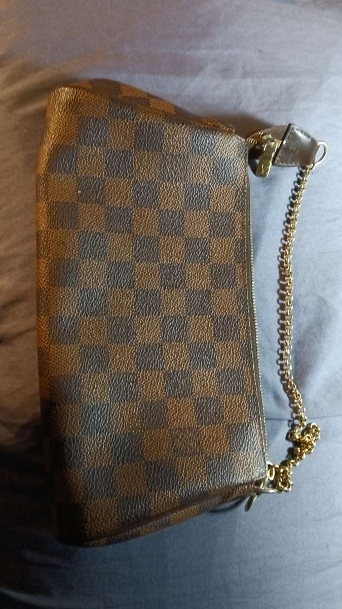 Louis Vuitton pochette authentic