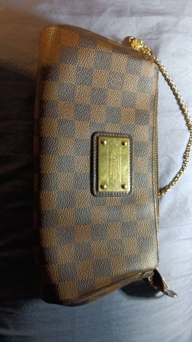 Louis Vuitton pochette authentic
