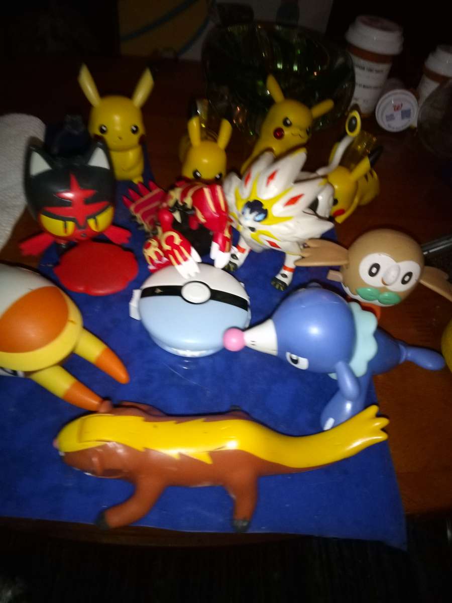 12 Pokemon Toys