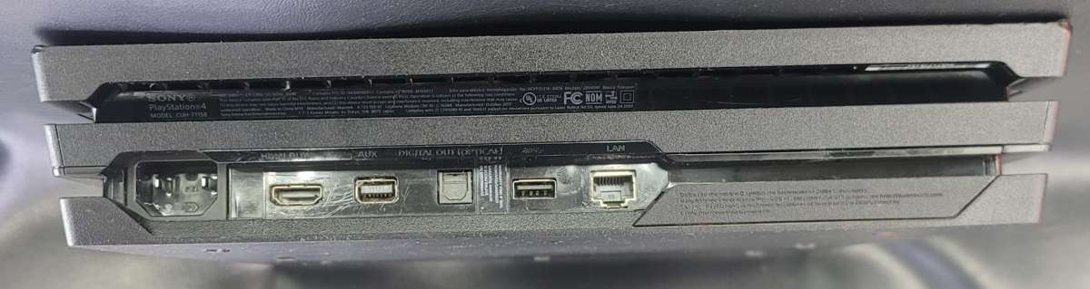 Playstation 4 Pro PS4 1TB W Cable  Two Controller Set