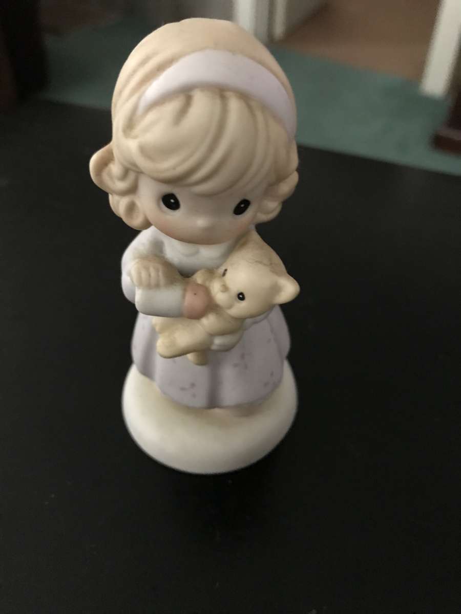 girl holding a kitty