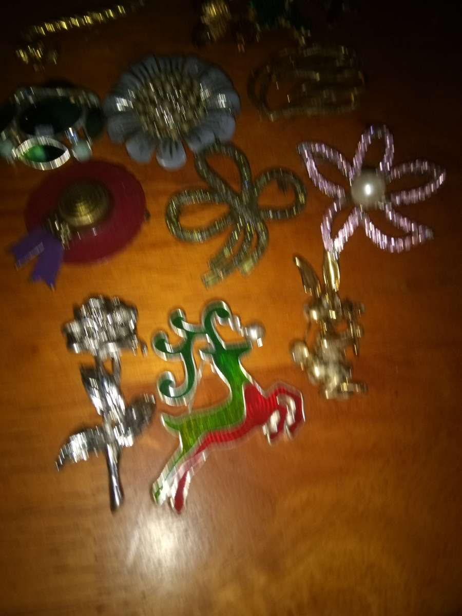 15 vintage Costume pins