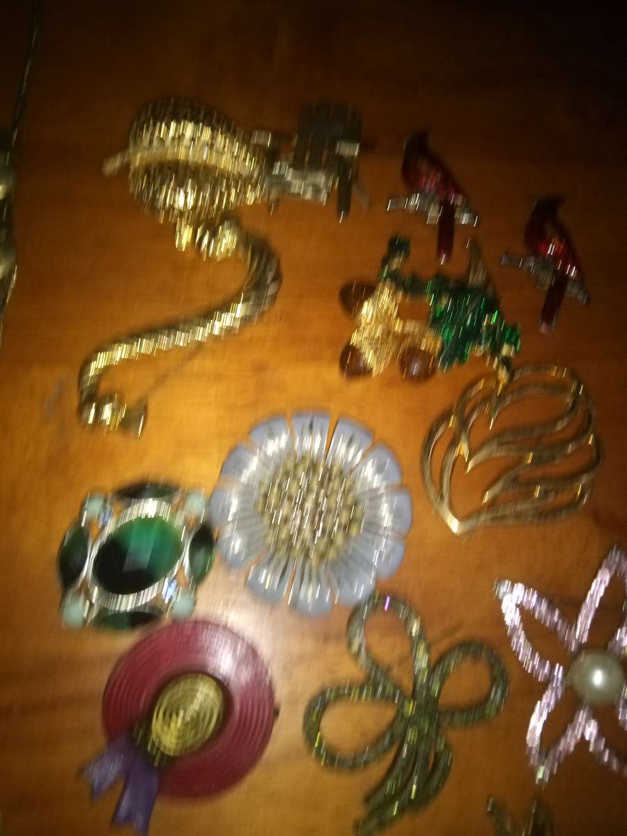 15 vintage Costume pins