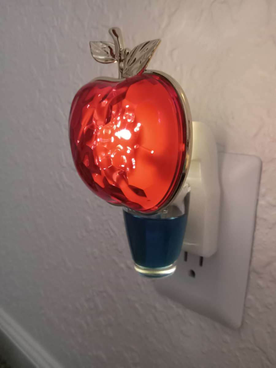 bath and body works facial spa bubble bath and sunglasses