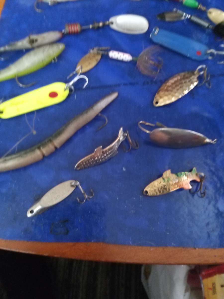 15 Fishing Lures and mini magnum pokcet lure holder