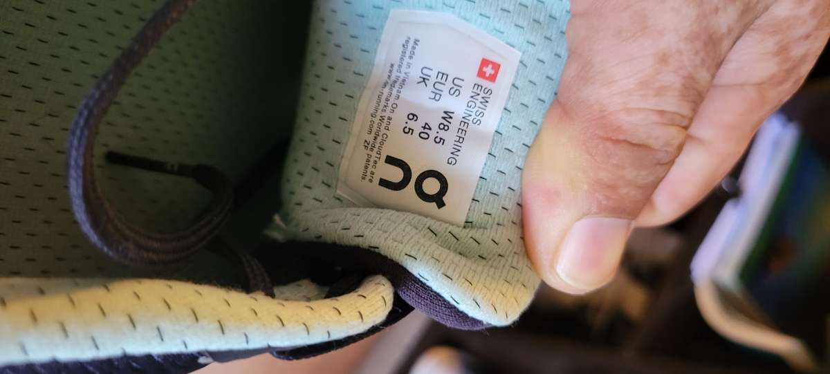 womens on cloud running shoes size 8 5