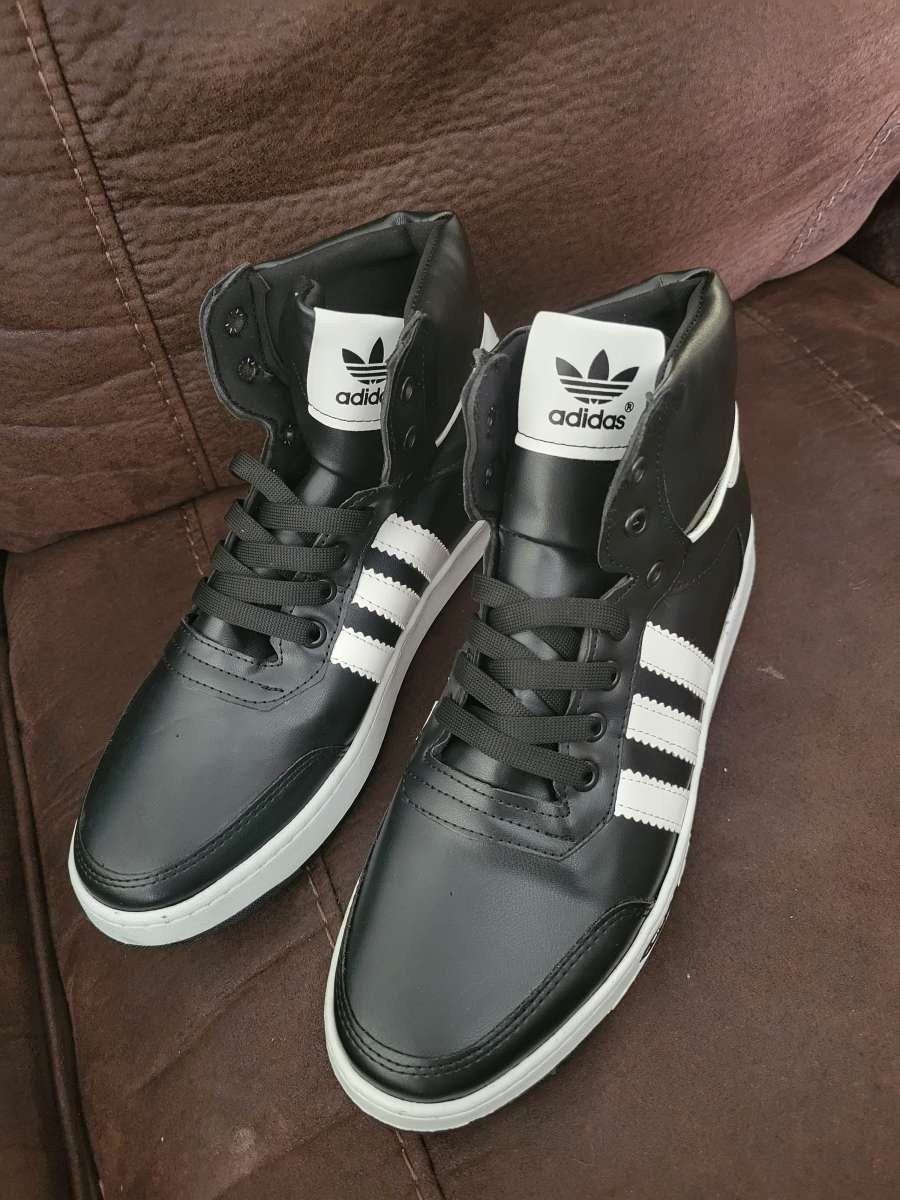 mens sneakers size 42