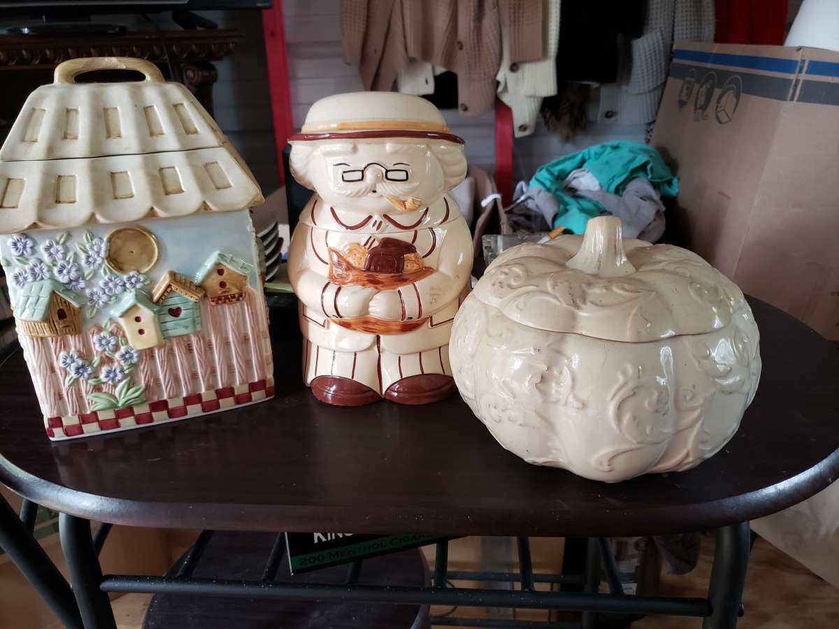3 collectors cookie jars one has very small chip