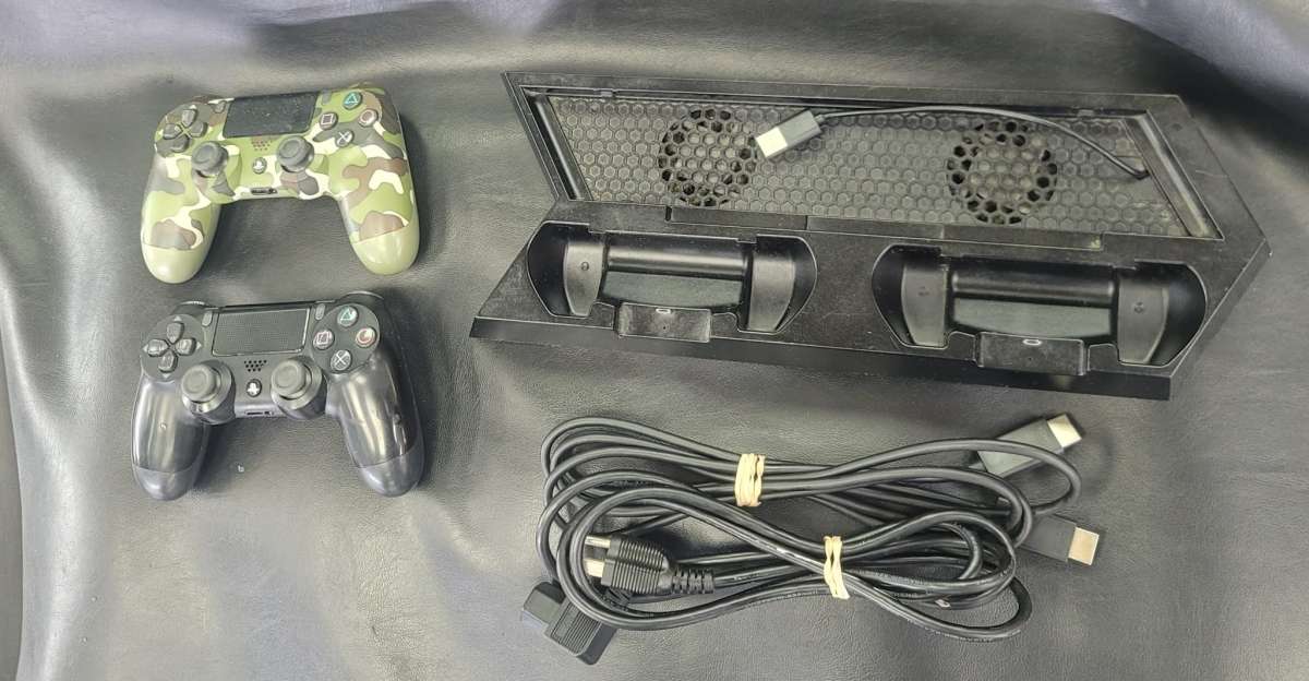 Playstation 4 Pro PS4 1TB W Cable  Two Controller Set