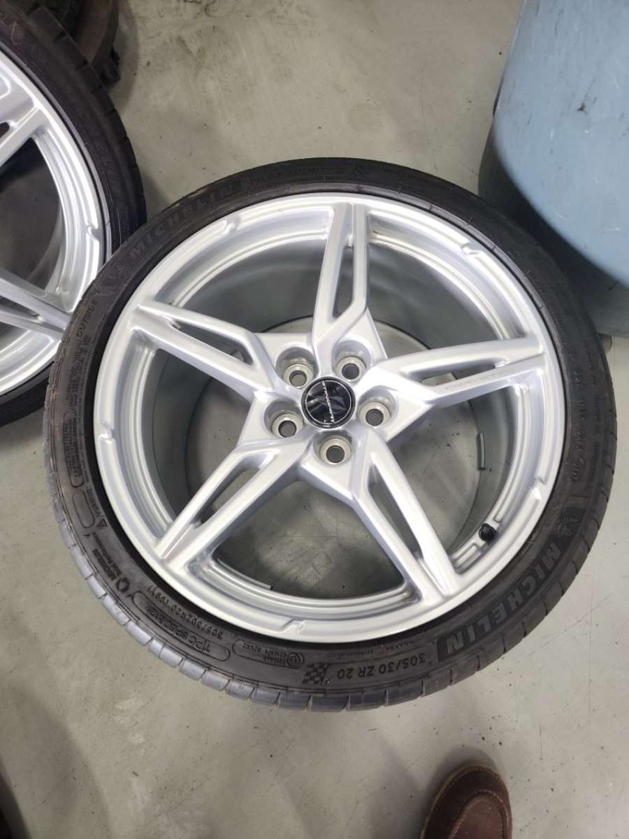 2021 Chevy Corvette Stingray Wheels and Tires
