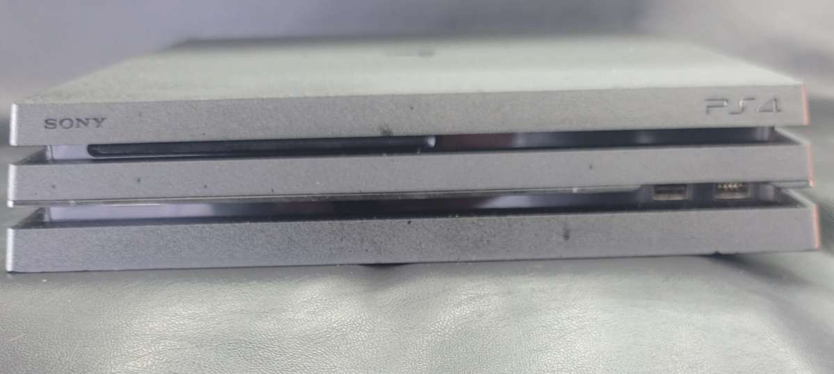 Playstation 4 Pro PS4 1TB W Cable  Two Controller Set