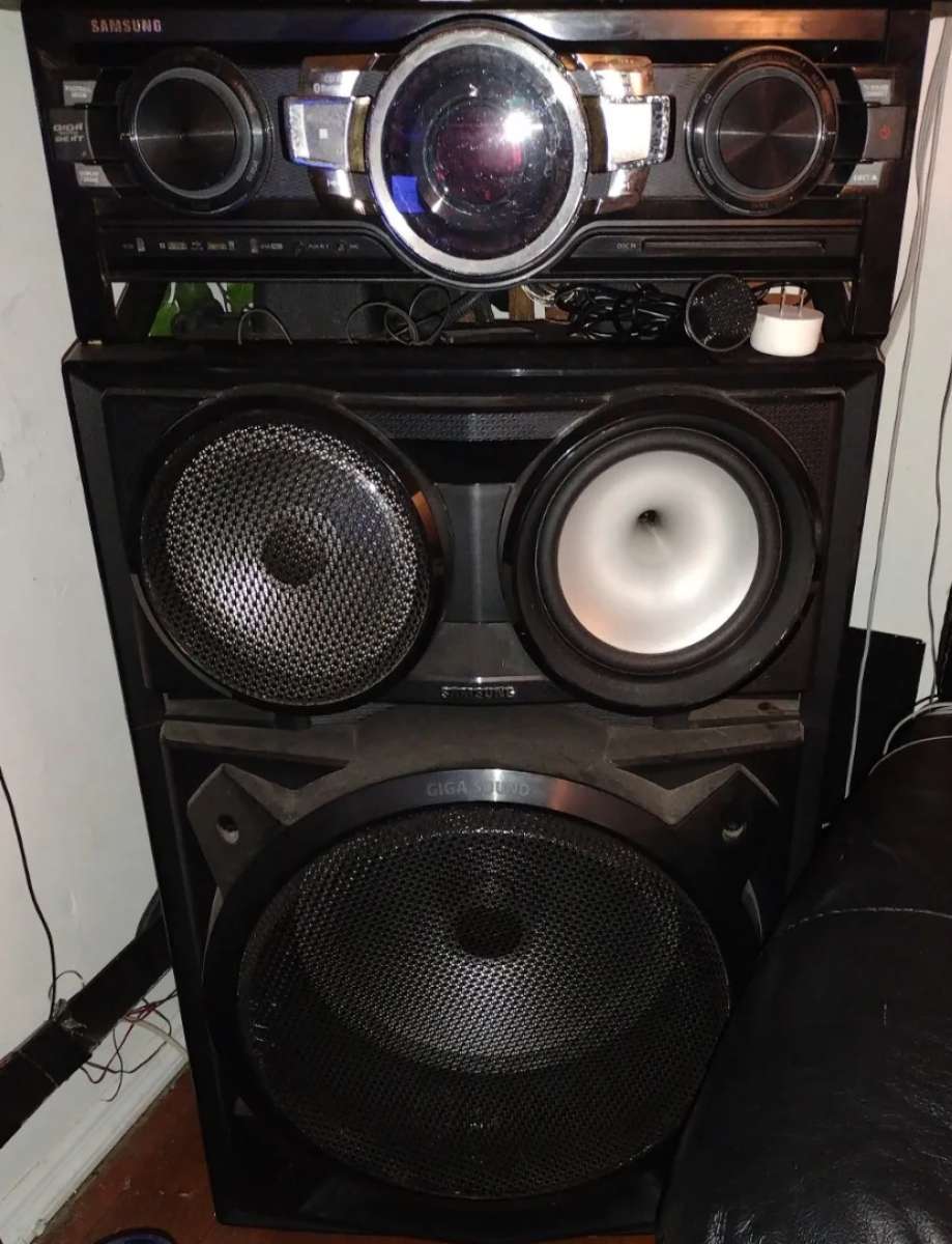 Samsung giga home theater  sound system  heavy duty  play Cd