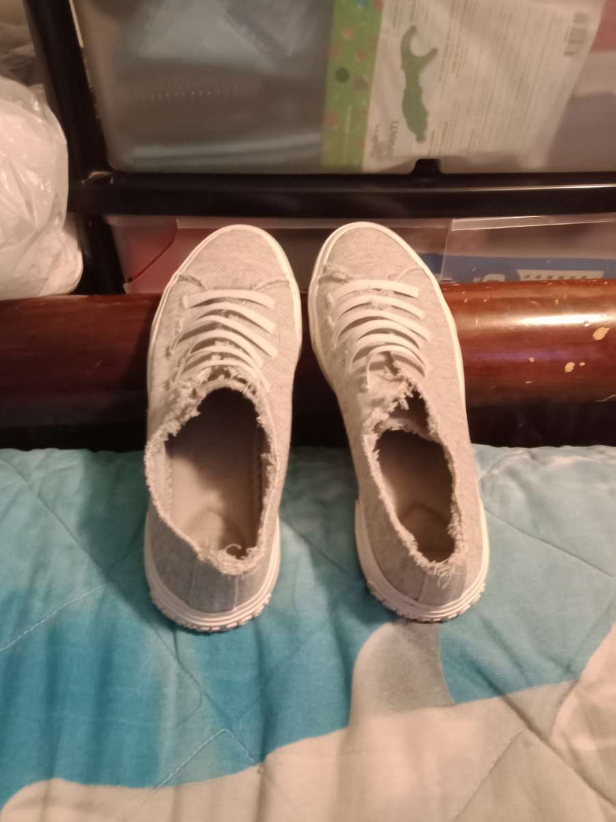 1 Pair of Rocket Dog Women Shoes Size 7 point 5