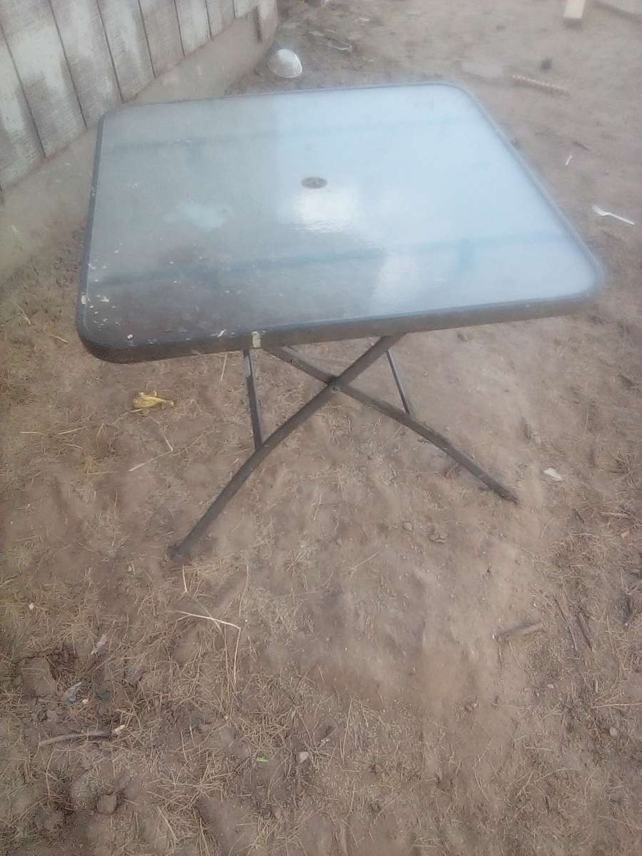 lawn chairs 4 and glass table