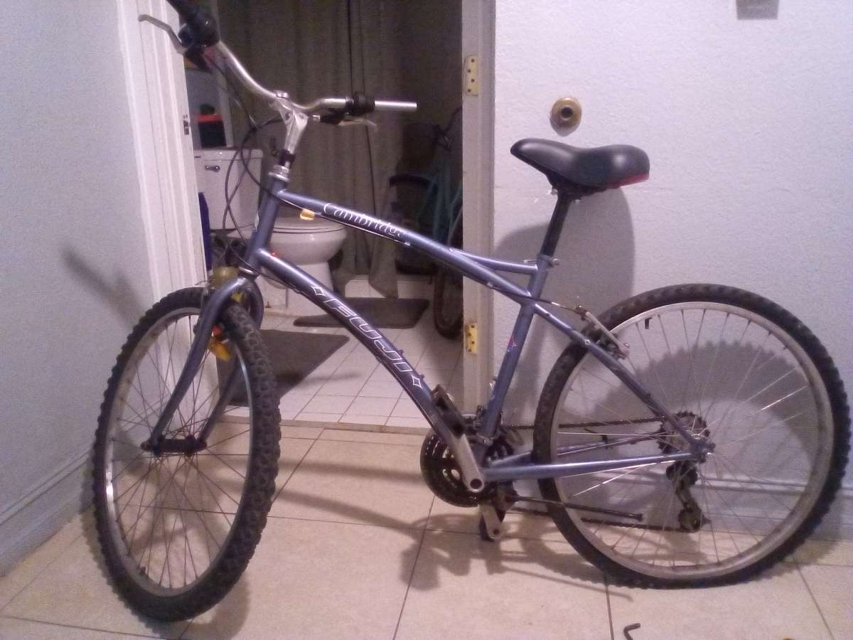 Fuji Cambridge 4130 mens bicycle medium frame