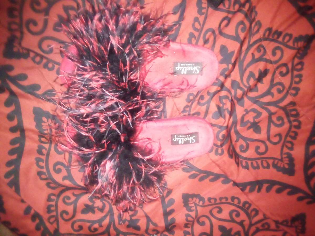 Shelly London  red and black feathers shoes sz 8