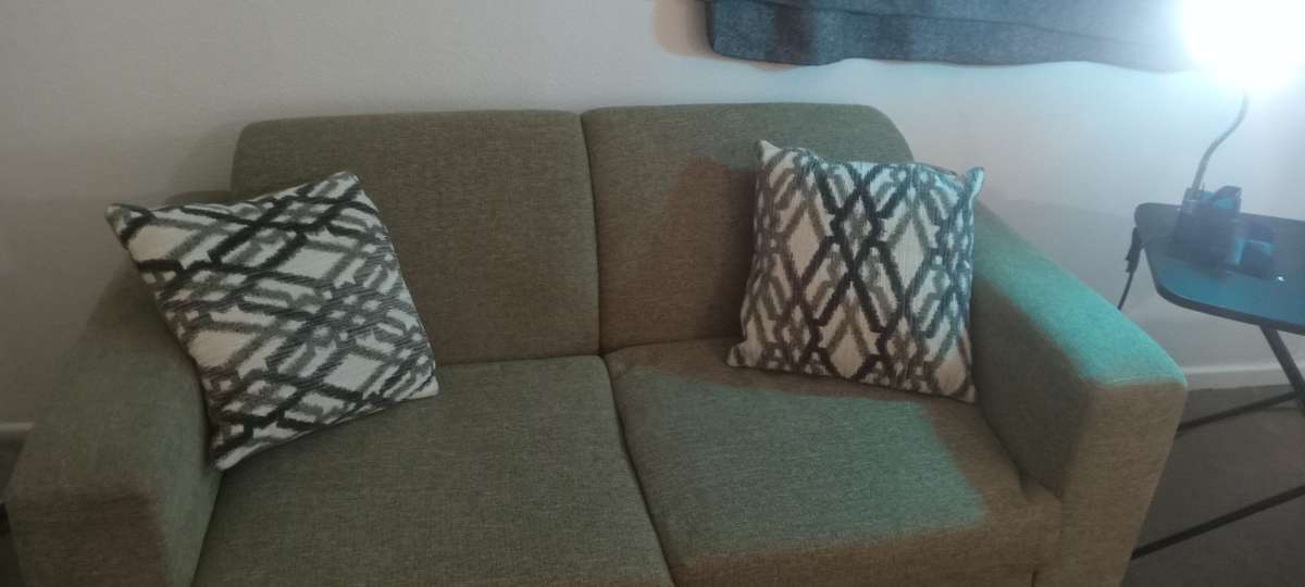 selling my sofa theyre in good condition